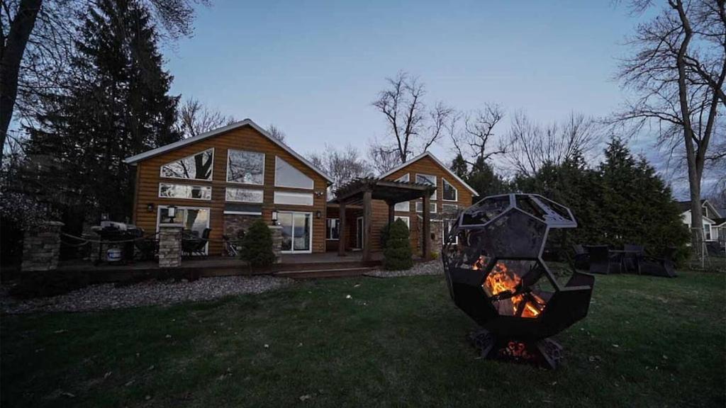 Luxurious Modern Lakefront Home in Sylvan Beach area with 7 person hot