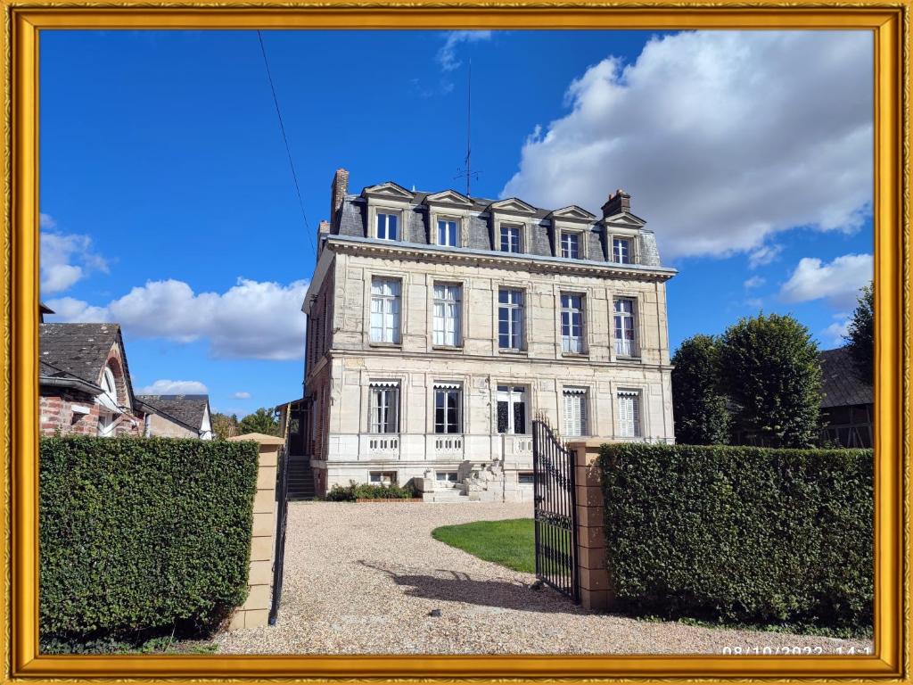 uma imagem de uma grande casa branca com uma cerca em Fief des 3 Guillaume Chambres d'hôtes em Écouis