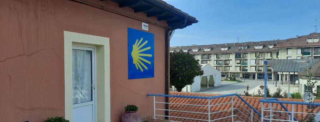 una señal azul en el lateral de un edificio en La Casona, en Noja