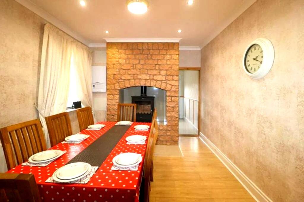 une table à manger avec un tissu de table rouge et blanc dans l'établissement Cheerful 4-bedroom holiday home close to the Sea, à Blackpool