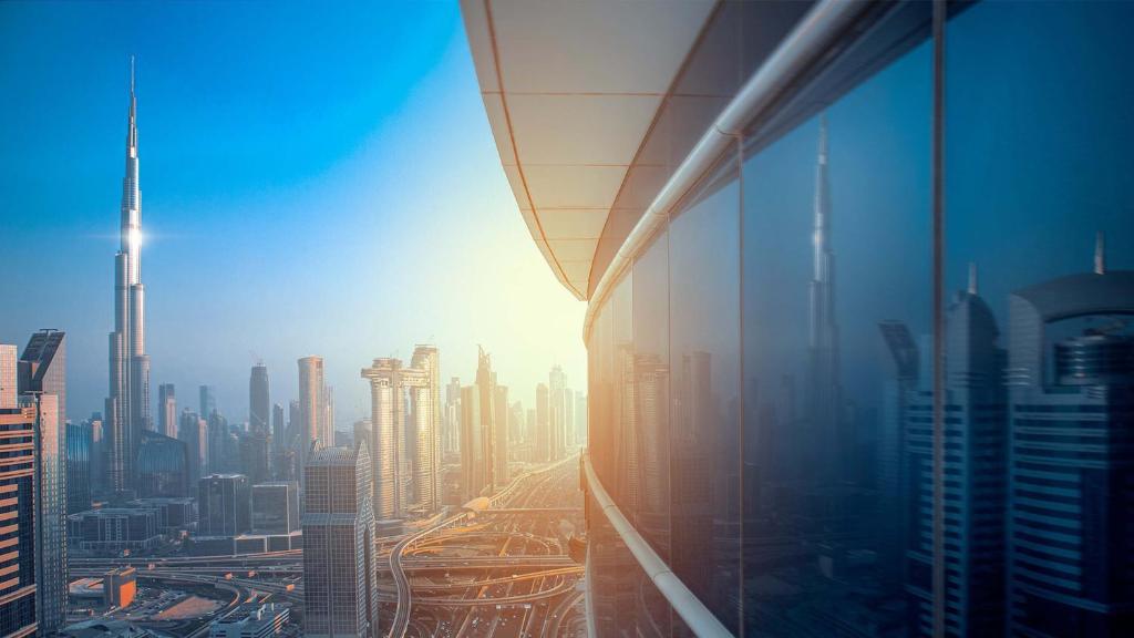 杜拜的住宿－Staybridge Suites Dubai Financial Centre, an IHG Hotel，从摩天大楼欣赏到城市天际线的景色