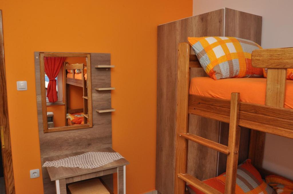 Palanda nebo palandy na pokoji v ubytování EVA
