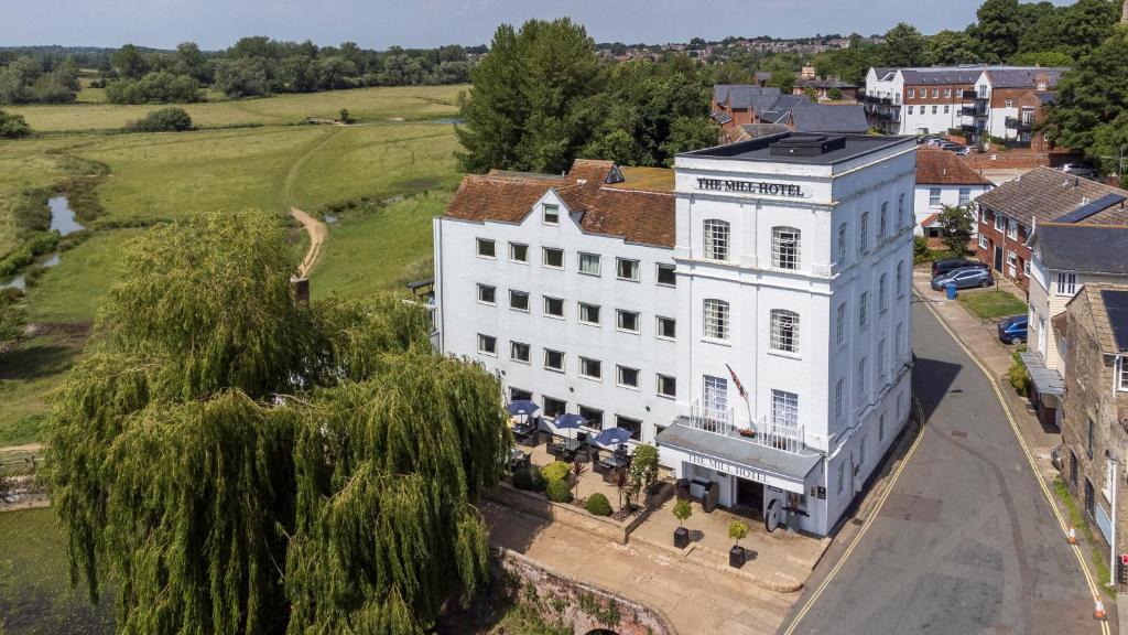 uma vista aérea de um grande edifício branco em The Mill Hotel em Sudbury