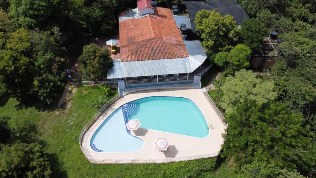 uma vista superior de uma piscina em frente a uma casa em Laureana Hotel Campestre em Agua de Dios