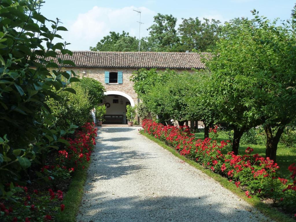 a pathway leading to a building with flowers at Venice Country House in San Liberale