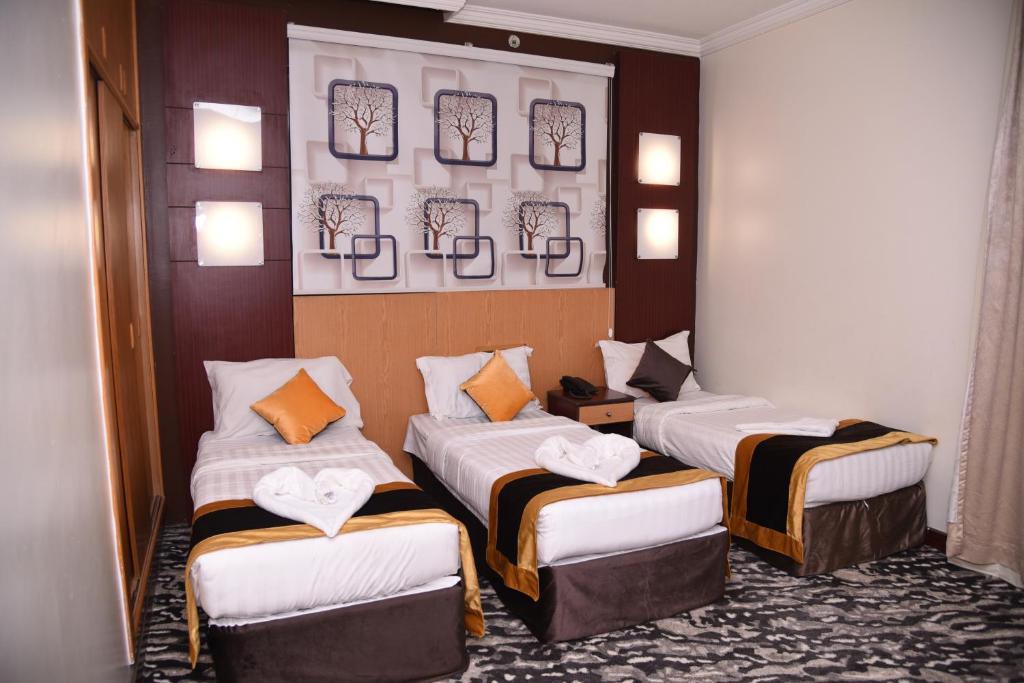 pokój hotelowy z 2 łóżkami w pokoju w obiekcie Al-Andalus Palace Golden w Medynie