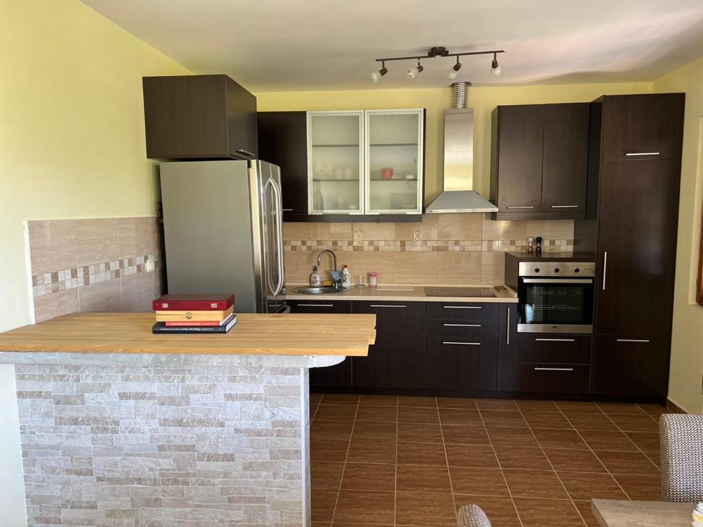 une cuisine avec des armoires noires et un comptoir dans l'établissement Stunning Adriatic Vista Home, à Zelenika
