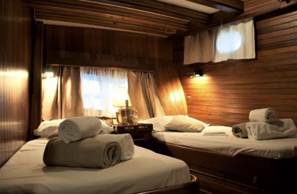 Dos camas en una habitación con toallas. en DonnaMarisa en Palermo