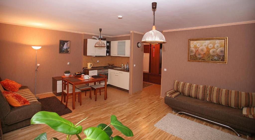 - un salon avec un canapé et une table dans l'établissement Neravu namai, à Druskininkai