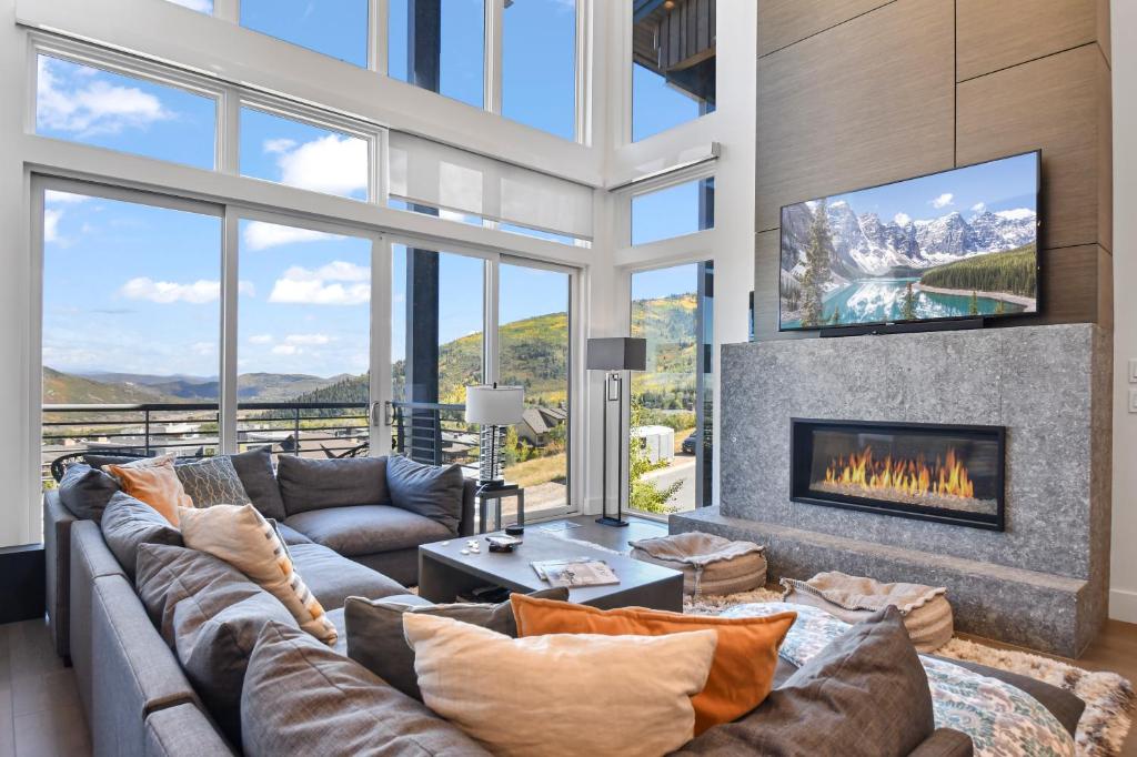 Luxury Apex Townhome, Ski-in Ski-out, 3 King Suites, Private Hot Tub ...