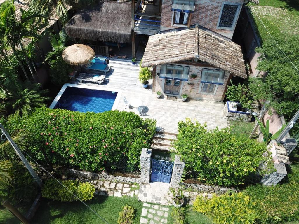 una vista aérea de una casa con piscina en casa da sereia Mermaid Lounge, en Ilhabela