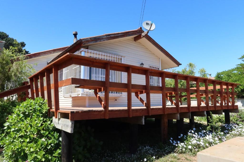 una casa con una cubierta envolvente en Casa Playa El Canelo, en Algarrobo