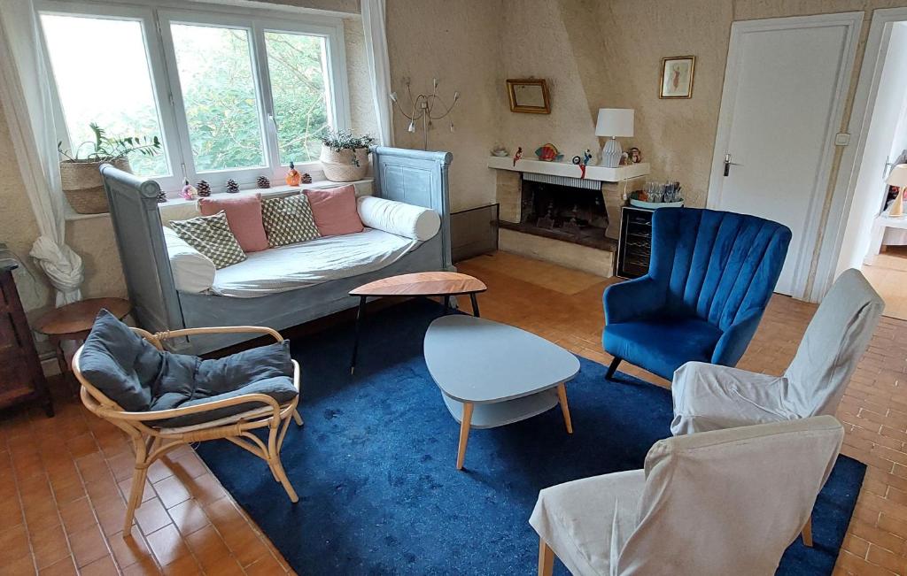 ein Wohnzimmer mit einem Sofa und Stühlen in der Unterkunft La Ginelle - Appartement Savane in Airoux