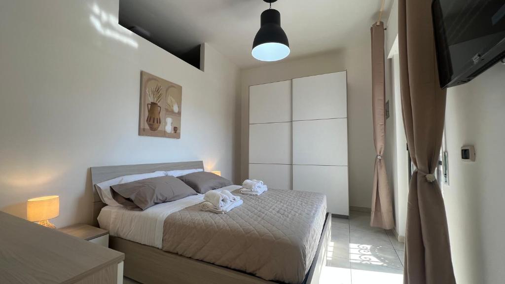 um quarto com uma cama com dois ursinhos de peluche em Pompei Next em Scafati