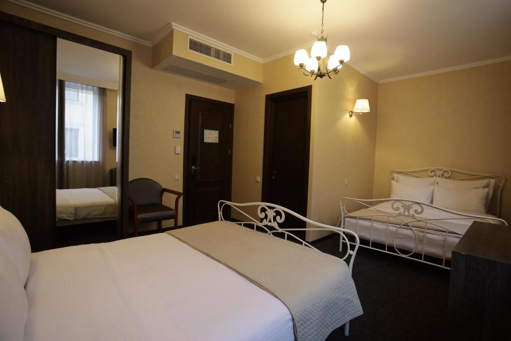 Postel nebo postele na pokoji v ubytování Redline Hotel