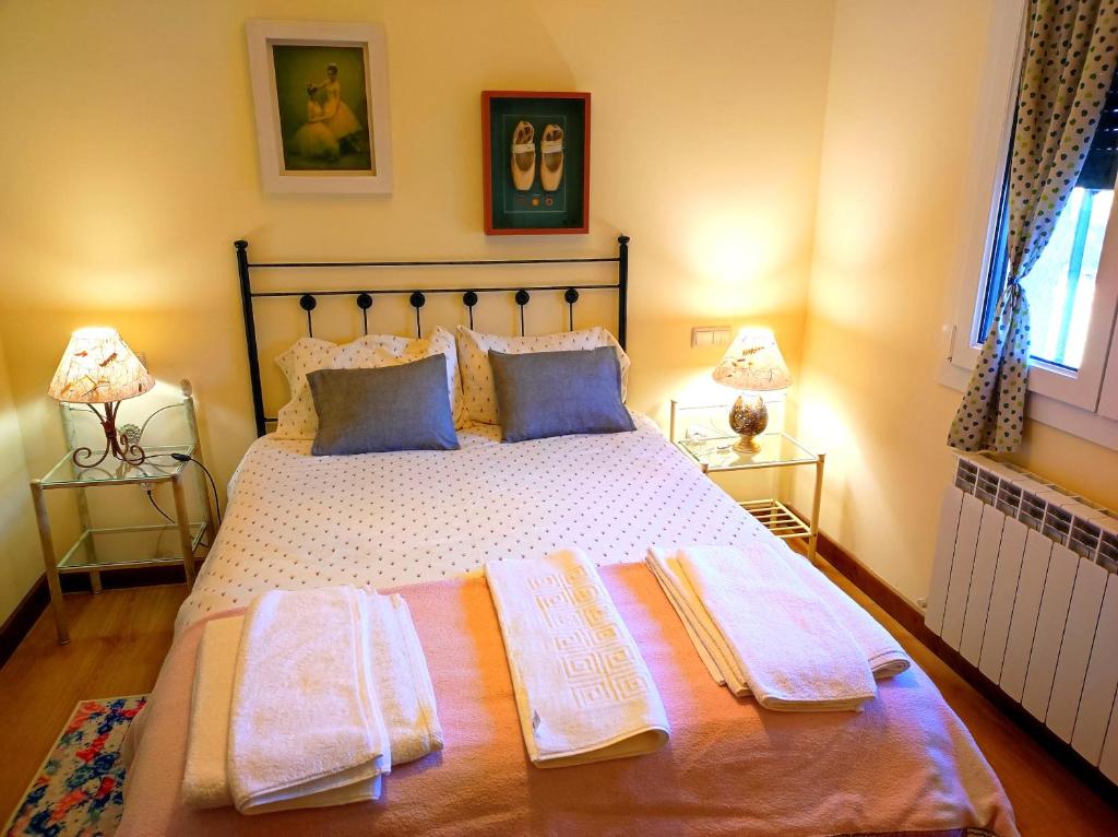 um quarto com uma cama com duas toalhas em La Casa de las Nereidas em Cuenca