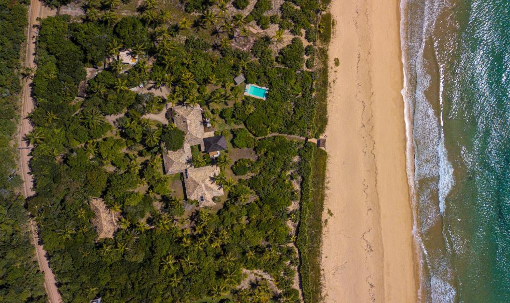 an overhead view of the beach and the ocean at Guest House - Praia de Itapororoca in Trancoso