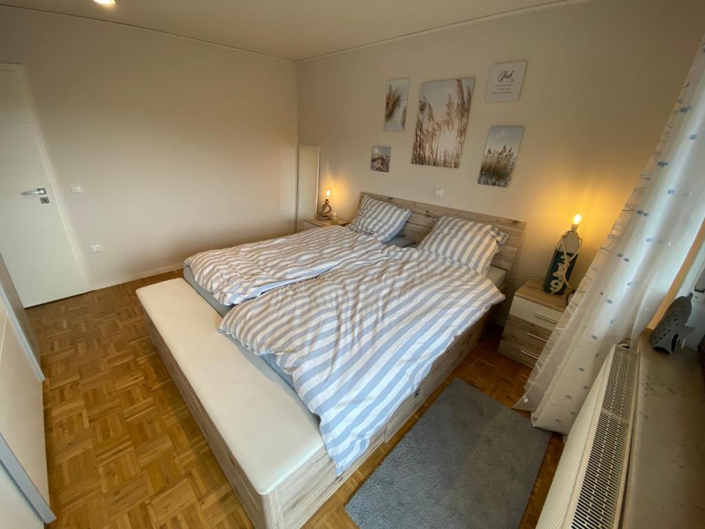 Un pat sau paturi într-o cameră la Big apartment with Wood-Burning Stove & Balcony