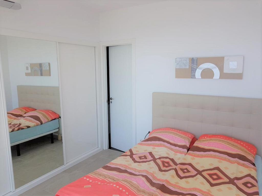 Postel nebo postele na pokoji v ubytování castillo santa clara sol y playa