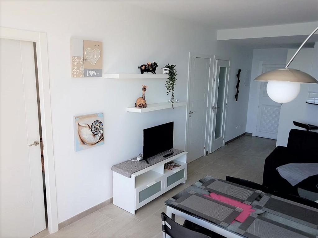 TV a/nebo společenská místnost v ubytování castillo santa clara sol y playa