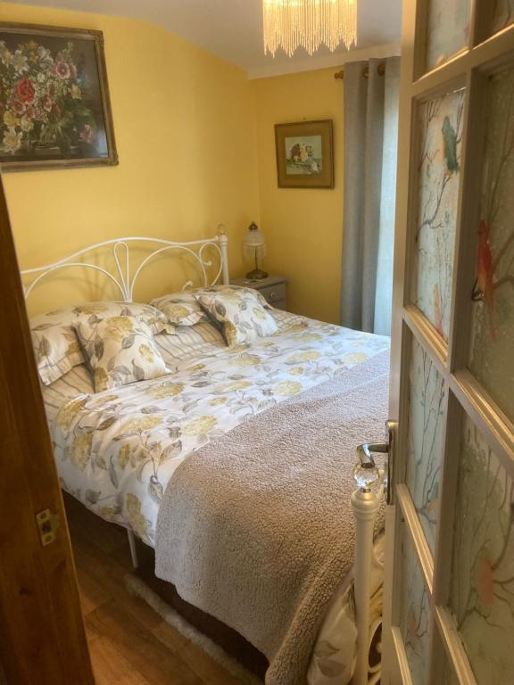 Postel nebo postele na pokoji v ubytování Cherry Croft Lodge