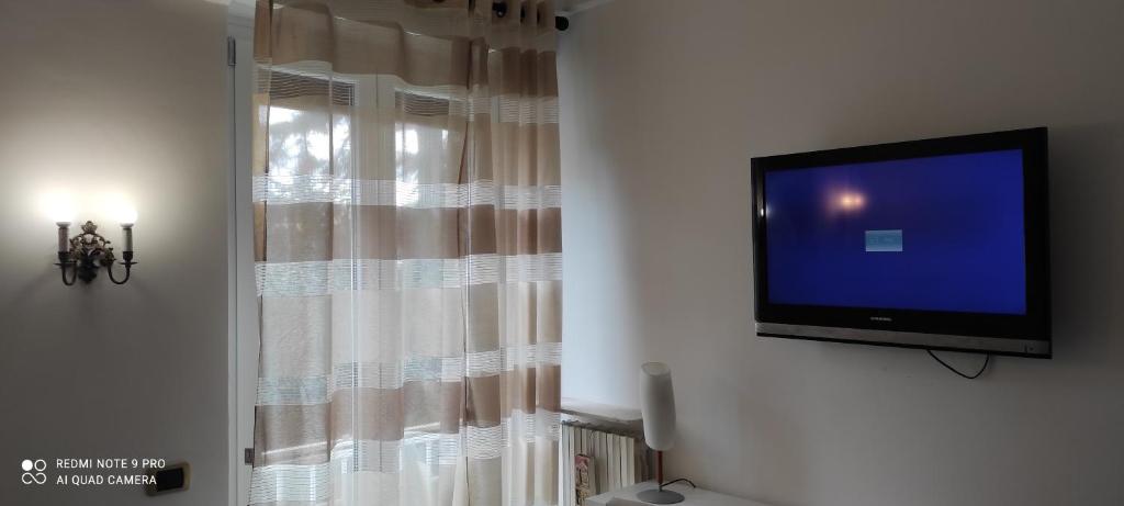 Televízia a/alebo spoločenská miestnosť v ubytovaní Pasqualina's House