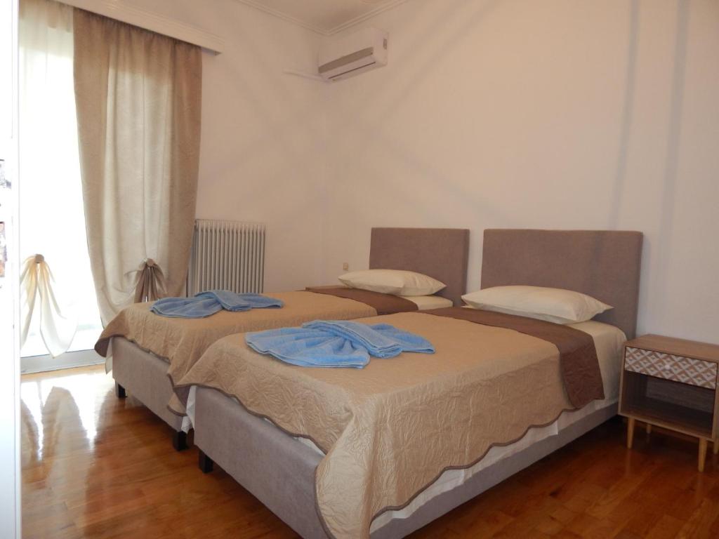 トリポリスにあるCozy apartment for 3-6 people-Center Tripoliの寝室に並んで置かれた2つのベッド