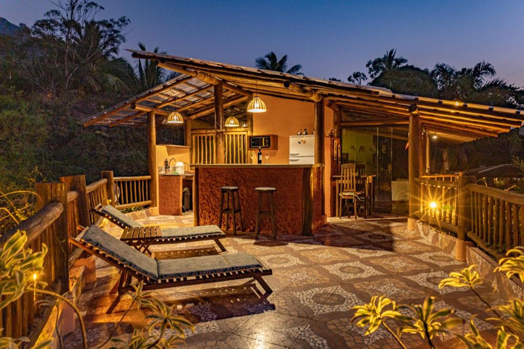 patio trasero con cocina y casa en Sea View Tropical Nature, en Ilhabela