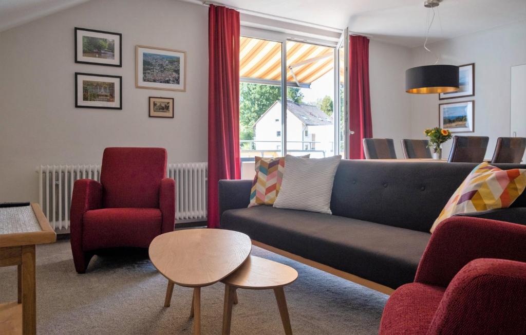 ein Wohnzimmer mit einem Sofa, einem Stuhl und einem Tisch in der Unterkunft Ferienwohnung Bad Kissingen in Bad Kissingen