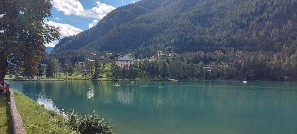 un lac avec un bâtiment au milieu d'une montagne dans l'établissement Appartamento a 2,5 km da Alleghe, à Alleghe