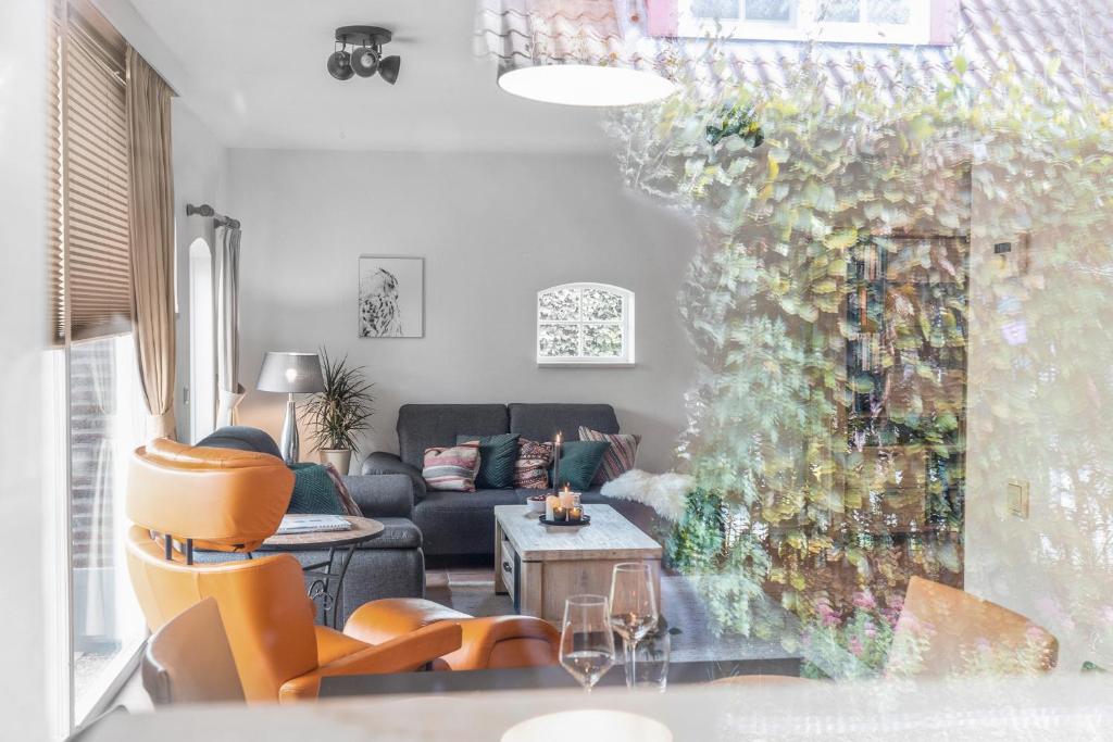 uma sala de estar com um sofá e uma mesa em Vakantiehuis 6p Meddo em Meddoo