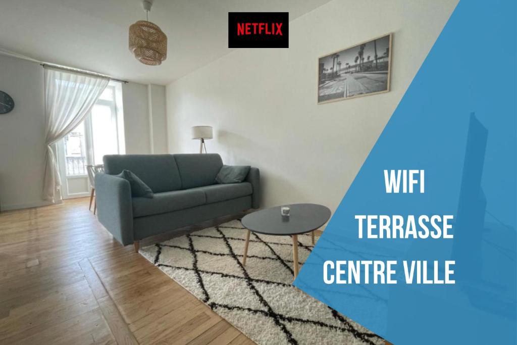 un salon avec un canapé et une table dans l'établissement Superbe T2 Neuf Centre Ville Wifi Terrasse Netflix, à Périgueux