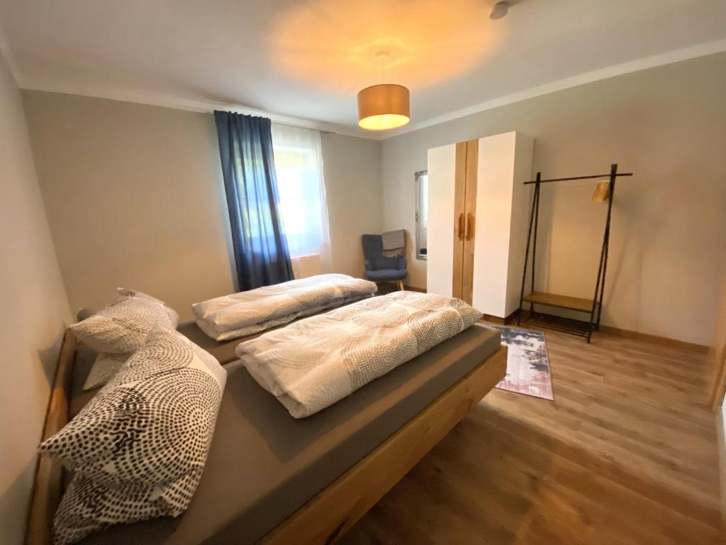 Postel nebo postele na pokoji v ubytování Zum Loderwinkl