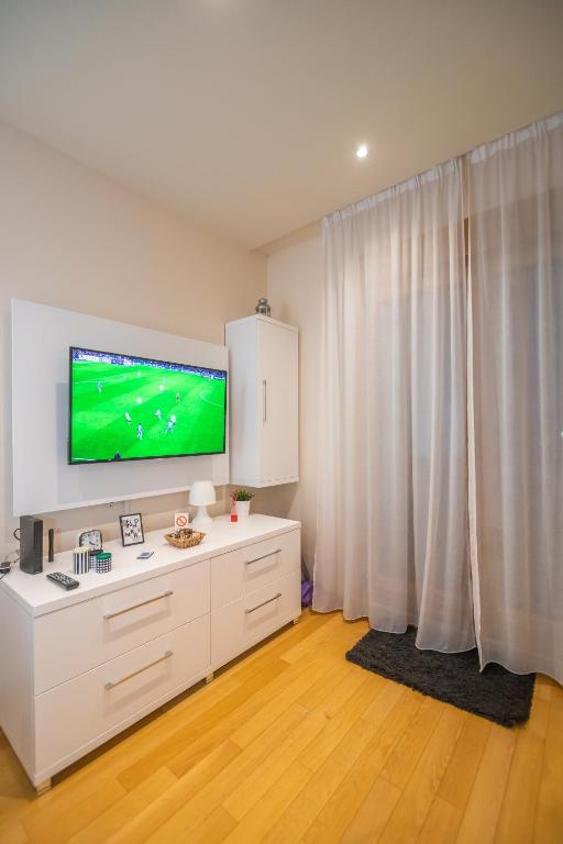 TV a/nebo společenská místnost v ubytování Kalman Iskra