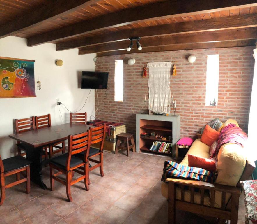 sala de estar con mesa y chimenea en Duplex Vivero Miramar Argentina en Miramar