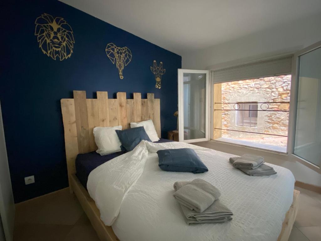 1 dormitorio con 1 cama grande y paredes azules en Maison de ville en plein de cœur de Bagnols/Cèze, en Bagnols-sur-Cèze