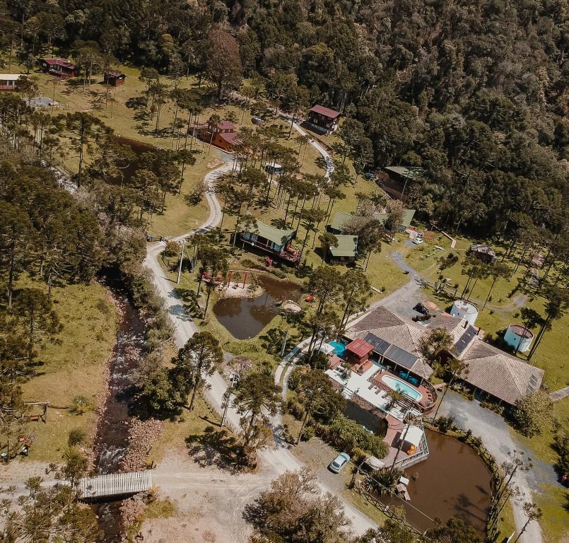 uma vista aérea de uma aldeia com um rio e árvores em Pousada Jardim do Buda Piscina e Hidro em Urubici