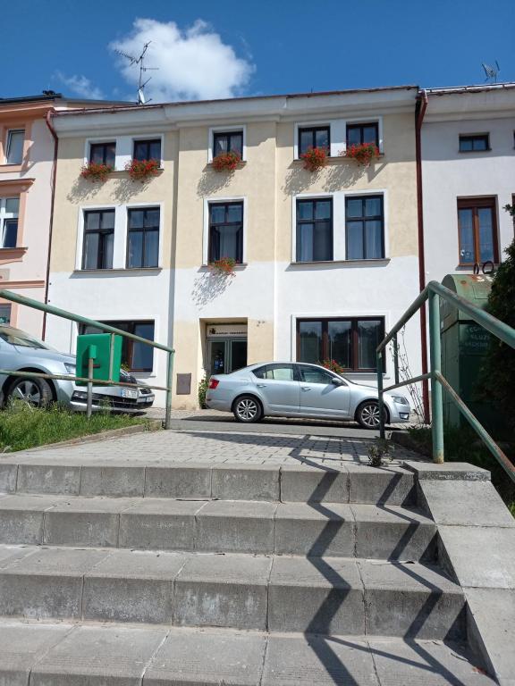 un coche aparcado frente a un edificio en Apartmán Maršík, en Náchod