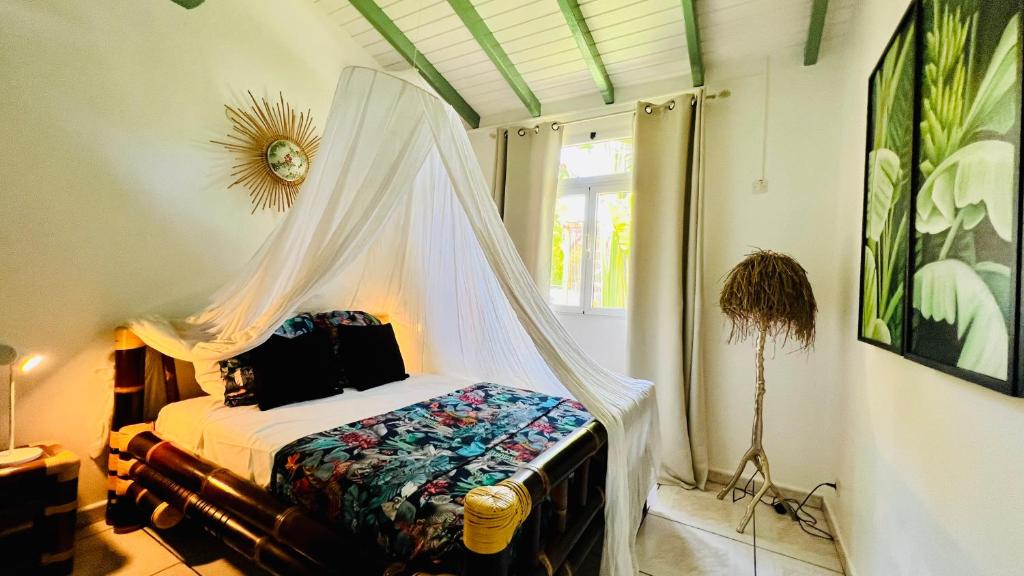 En eller flere senge i et værelse på Île tropical lodges