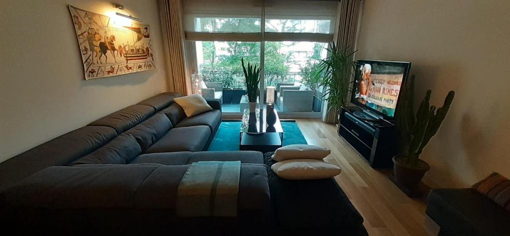 Televízia a/alebo spoločenská miestnosť v ubytovaní Appt centre ville "Parc Olympe de Gouges" avec garage