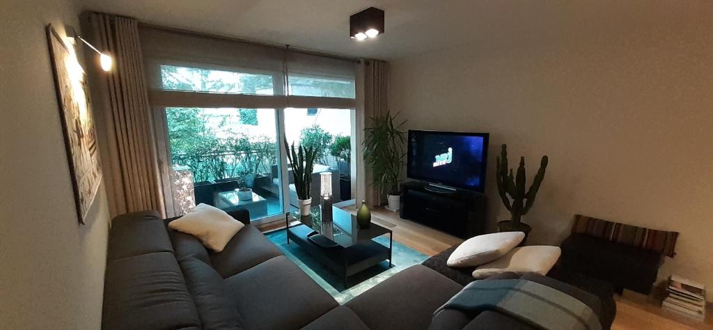 Televízia a/alebo spoločenská miestnosť v ubytovaní Appt centre ville "Parc Olympe de Gouges" avec garage