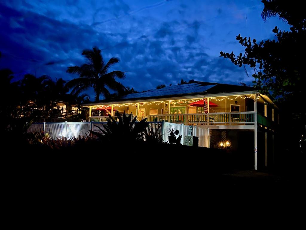 ein nachts beleuchtetes Haus mit Licht in der Unterkunft Ala Kai Bed and Breakfast in Keaau