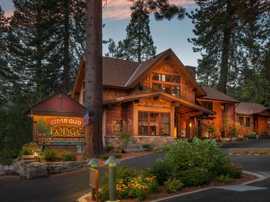 un edificio de una cabaña de madera con un cartel delante en Cedar Glen Lodge en Tahoe Vista