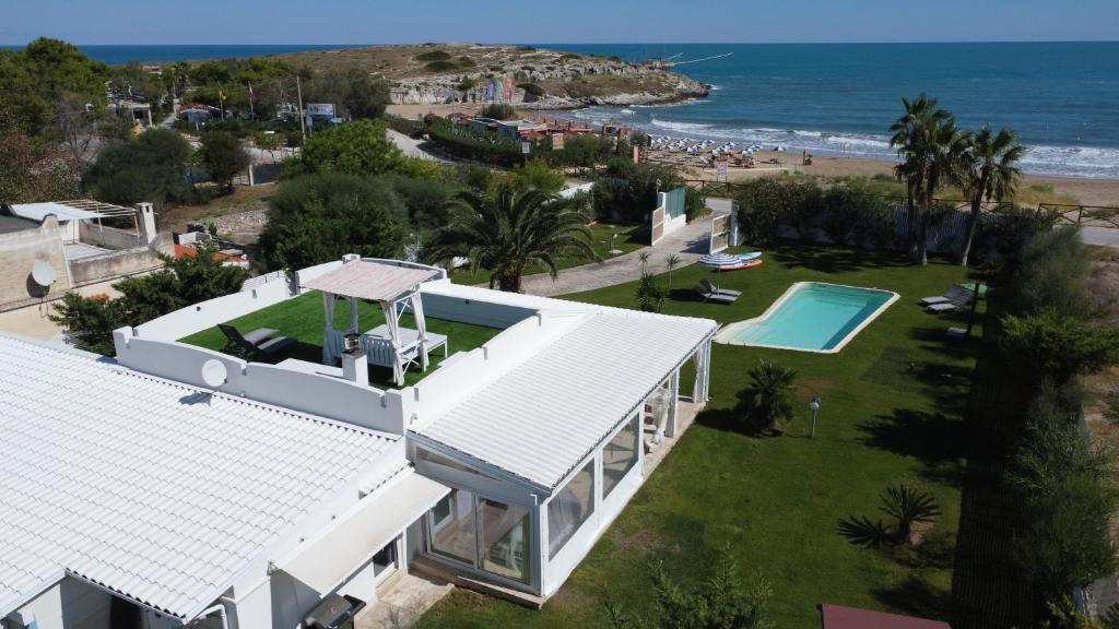 una vista aérea de una casa y del océano en Villa Miami Vieste, en Vieste