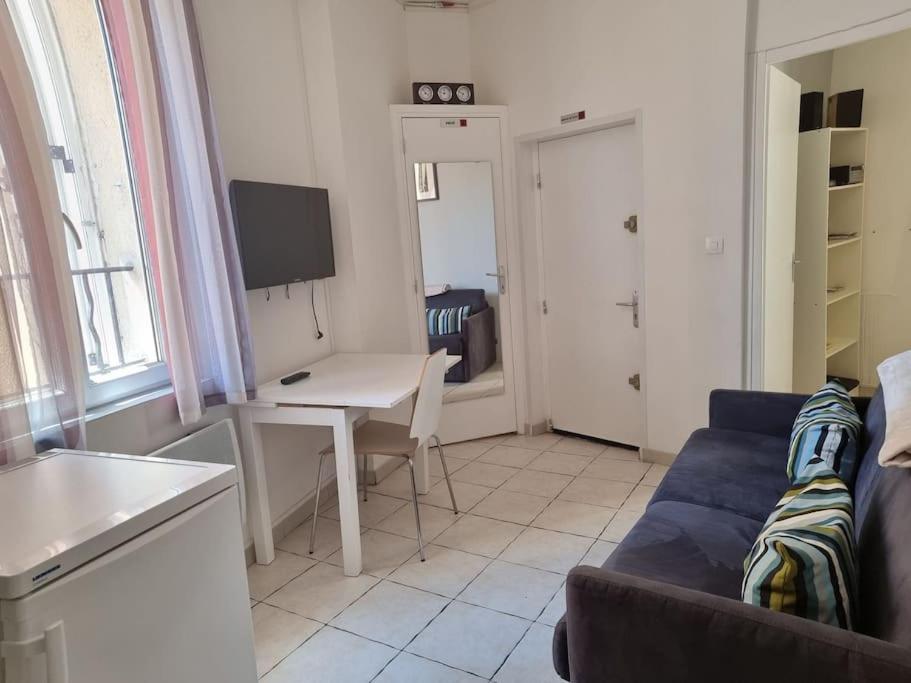 un salon avec un canapé, une table et un bureau dans l'établissement Cosy Apartments - Marseille Panier - City center, à Marseille