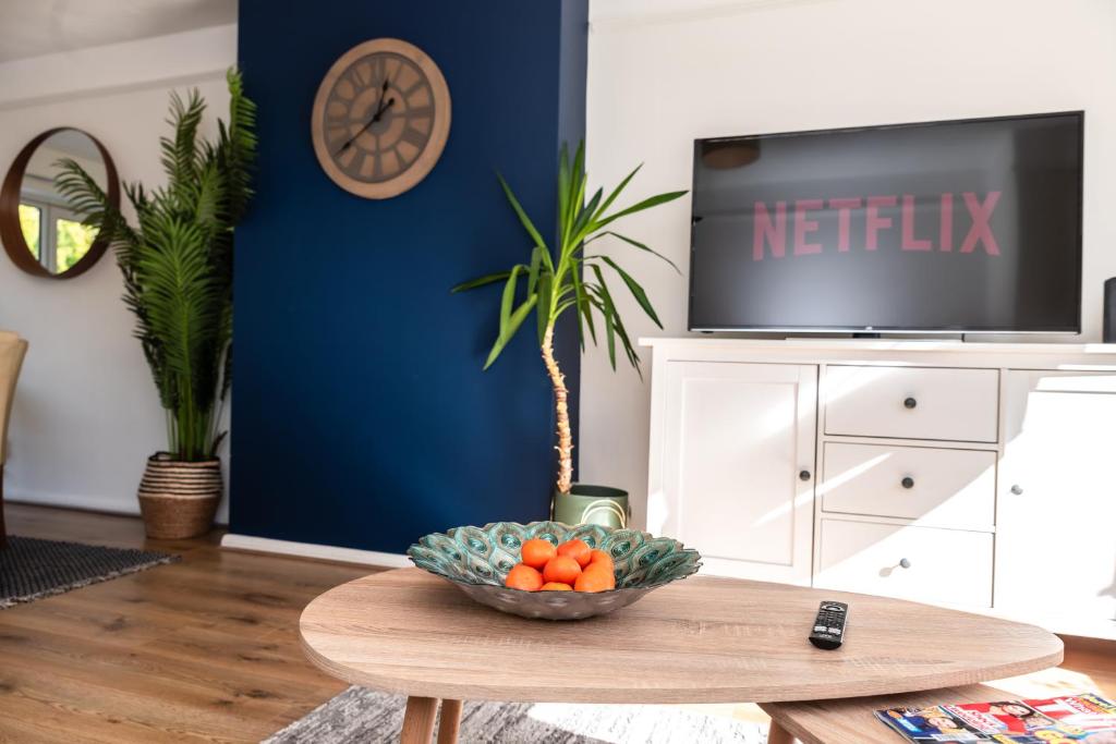 una sala de estar con un bol de fruta en una mesa en 3 Bedrooms house ideal for long Stays! en Southampton