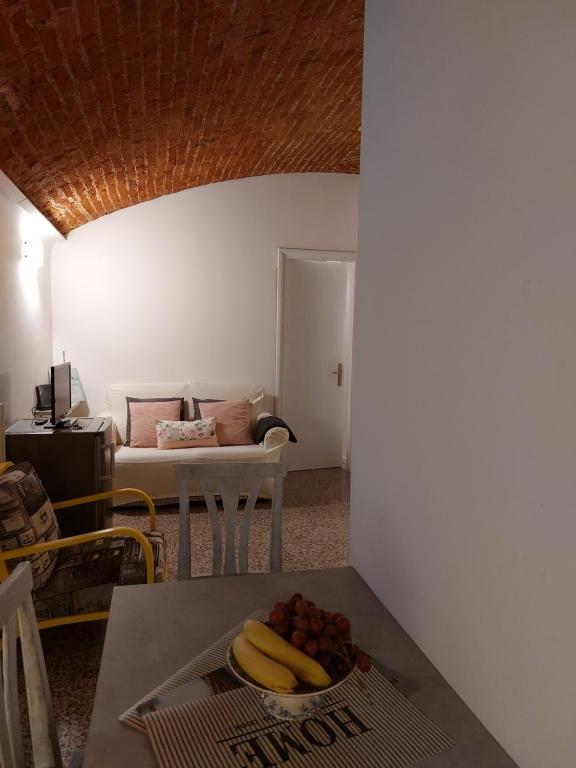 pokój ze stołem z bananami i owocami w obiekcie "Lo charme" a 5 minuti a piedi da Ospedale,Teatro Coccia ed Universita',a 30 minuti dai Laghi e 40 minuti da Milano w mieście Novara