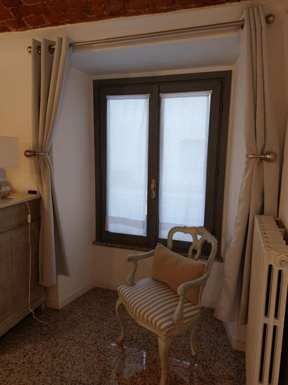 Zdjęcie z galerii obiektu "Lo charme" a 5 minuti a piedi da Ospedale,Teatro Coccia ed Universita',a 30 minuti dai Laghi e 40 minuti da Milano w mieście Novara