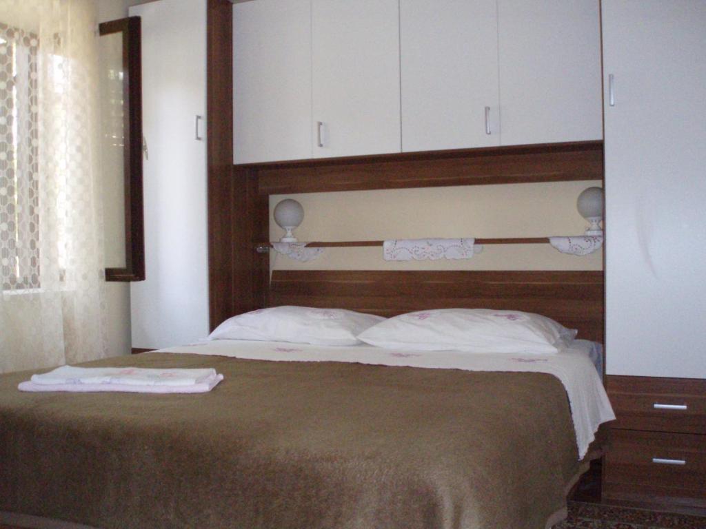 Postel nebo postele na pokoji v ubytování Stone house Gregov