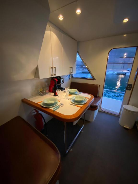 Posezení v ubytování Amazing boat to sleep in Barcelona